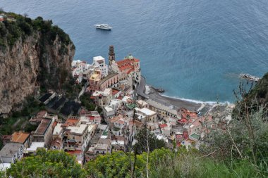Pontone, Campania, İtalya 17 Mart 2025: Scalella Kalesi ve Ziro Kulesi 'nin orta çağ kalıntılarının bulunduğu Monte Aureo' nun tepesinden panorama