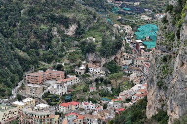 Pontone, Campania, İtalya 17 Mart 2025: Scalella Kalesi ve Ziro Kulesi 'nin orta çağ kalıntılarının bulunduğu Monte Aureo' nun tepesinden panorama