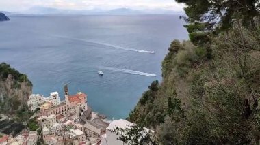 Pontone, Campania, İtalya 17 Mart 2025: Scalella Kalesi ve Ziro Kulesi 'nin orta çağ kalıntılarının bulunduğu Monte Aureo' nun tepesinden panorama