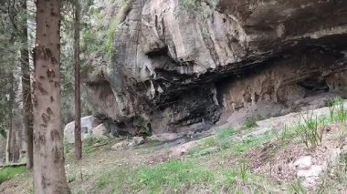 Pontone, Campania, İtalya 17 Mart 2025: Küçük köyün merkezinden Torre dello Ziro 'ya, Scalella Kalesi' nin ortaçağ kalıntılarına ve Monte Aureo 'nun bakış açısına giden yol