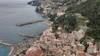 Pontone, Campania, İtalya 17 Mart 2025: Scalella Kalesi ve Ziro Kulesi 'nin orta çağ kalıntılarının bulunduğu Monte Aureo' nun tepesinden panorama