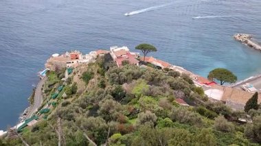 Pontone, Campania, İtalya 17 Mart 2025: Scalella Kalesi ve Ziro Kulesi 'nin orta çağ kalıntılarının bulunduğu Monte Aureo' nun tepesinden panorama