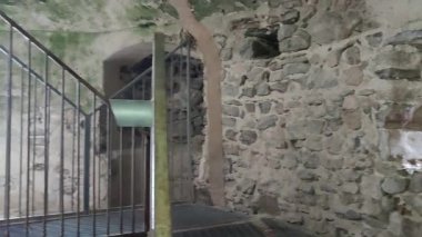 Pontone, Campania, İtalya 17 Mart 2025: 12. yüzyılda Atrani ve Amalfi arasında Amalfi Sahili boyunca hüküm süren Monte Aureo 'daki Scalella Kalesi' nin savunma sistemi olarak inşa edilen Torre dello Ziro 'nun içi