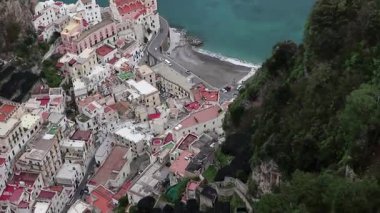 Pontone, Campania, İtalya 17 Mart 2025: Scalella Kalesi ve Ziro Kulesi 'nin orta çağ kalıntılarının bulunduğu Monte Aureo' nun tepesinden panorama
