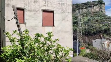 Pontone, Campania, İtalya 17 Mart 2025: Küçük köyün merkezinden Torre dello Ziro 'ya, Scalella Kalesi' nin ortaçağ kalıntılarına ve Monte Aureo 'nun bakış açısına giden yol