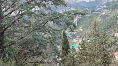 Pontone, Campania, İtalya 17 Mart 2025: Scalella Kalesi ve Ziro Kulesi 'nin orta çağ kalıntılarının bulunduğu Monte Aureo' nun tepesinden panorama