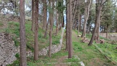 Pontone, Campania, İtalya 17 Mart 2025: Monte Aureo 'daki Scalella Kalesi' nin kalıntıları Atrani ve Amalfi arasındaki Amalfi Sahili 'nin uzantısına bakıyor