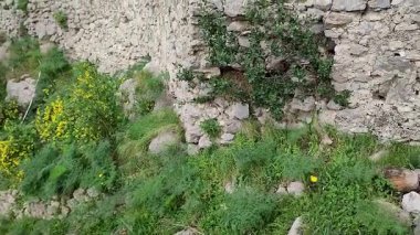 Pontone, Campania, İtalya 17 Mart 2025: Monte Aureo 'daki Scalella Kalesi' nin kalıntıları Atrani ve Amalfi arasındaki Amalfi Sahili 'nin uzantısına bakıyor
