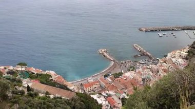 Pontone, Campania, İtalya 17 Mart 2025: Scalella Kalesi ve Ziro Kulesi 'nin orta çağ kalıntılarının bulunduğu Monte Aureo' nun tepesinden panorama