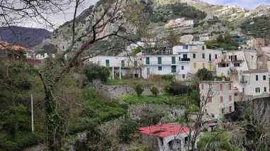 Pontone, Campania, İtalya 17 Mart 2025: Küçük köyün merkezinden Torre dello Ziro 'ya, Scalella Kalesi' nin ortaçağ kalıntılarına ve Monte Aureo 'nun bakış açısına giden yol