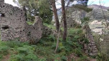 Pontone, Campania, İtalya 17 Mart 2025: Monte Aureo 'daki Scalella Kalesi' nin kalıntıları Atrani ve Amalfi arasındaki Amalfi Sahili 'nin uzantısına bakıyor