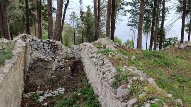 Pontone, Campania, İtalya 17 Mart 2025: Monte Aureo 'daki Scalella Kalesi' nin kalıntıları Atrani ve Amalfi arasındaki Amalfi Sahili 'nin uzantısına bakıyor