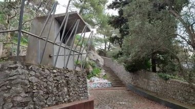 Pontone, Campania, İtalya 17 Mart 2025: Küçük köyün merkezinden Torre dello Ziro 'ya, Scalella Kalesi' nin ortaçağ kalıntılarına ve Monte Aureo 'nun bakış açısına giden yol