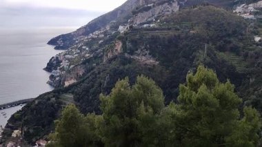 Pontone, Campania, İtalya 17 Mart 2025: Scalella Kalesi ve Ziro Kulesi 'nin orta çağ kalıntılarının bulunduğu Monte Aureo' nun tepesinden panorama