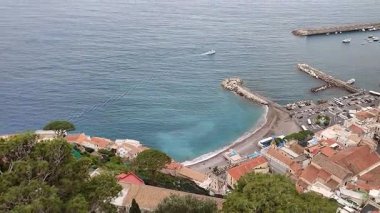 Pontone, Campania, İtalya 17 Mart 2025: Scalella Kalesi ve Ziro Kulesi 'nin orta çağ kalıntılarının bulunduğu Monte Aureo' nun tepesinden panorama