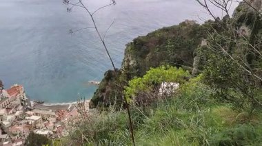 Pontone, Campania, İtalya 17 Mart 2025: Scalella Kalesi ve Ziro Kulesi 'nin orta çağ kalıntılarının bulunduğu Monte Aureo' nun tepesinden panorama