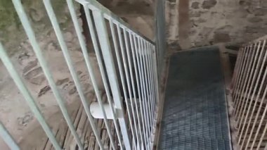 Pontone, Campania, İtalya 17 Mart 2025: 12. yüzyılda Atrani ve Amalfi arasında Amalfi Sahili boyunca hüküm süren Monte Aureo 'daki Scalella Kalesi' nin savunma sistemi olarak inşa edilen Torre dello Ziro 'nun içi