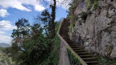 Pontone, Campania, İtalya 17 Mart 2025: Küçük köyün merkezinden Torre dello Ziro 'ya, Scalella Kalesi' nin ortaçağ kalıntılarına ve Monte Aureo 'nun bakış açısına giden yol