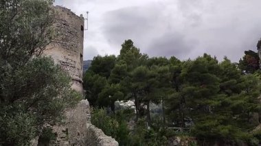Pontone, Campania, İtalya 17 Mart 2025: Scalella Kalesi ve Ziro Kulesi 'nin orta çağ kalıntılarının bulunduğu Monte Aureo' nun tepesinden panorama