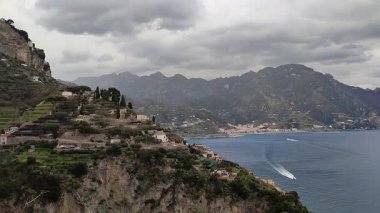 Pontone, Campania, İtalya 17 Mart 2025: Scalella Kalesi ve Ziro Kulesi 'nin orta çağ kalıntılarının bulunduğu Monte Aureo' nun tepesinden panorama