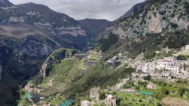 Pontone, Campania, İtalya 17 Mart 2025: Scalella Kalesi ve Ziro Kulesi 'nin orta çağ kalıntılarının bulunduğu Monte Aureo' nun tepesinden panorama
