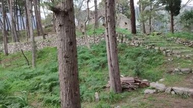 Pontone, Campania, İtalya 17 Mart 2025: Monte Aureo 'daki Scalella Kalesi' nin kalıntıları Atrani ve Amalfi arasındaki Amalfi Sahili 'nin uzantısına bakıyor