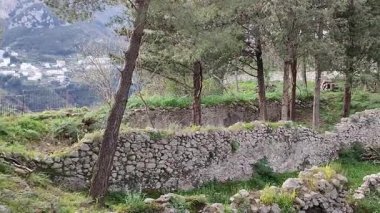 Pontone, Campania, İtalya 17 Mart 2025: Monte Aureo 'daki Scalella Kalesi' nin kalıntıları Atrani ve Amalfi arasındaki Amalfi Sahili 'nin uzantısına bakıyor