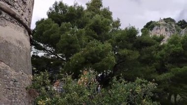 Pontone, Campania, İtalya 17 Mart 2025: Scalella Kalesi ve Ziro Kulesi 'nin orta çağ kalıntılarının bulunduğu Monte Aureo' nun tepesinden panorama
