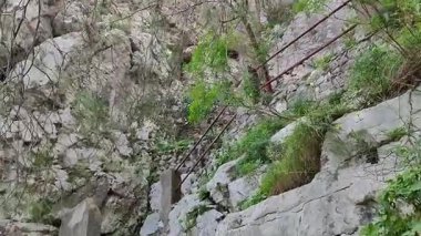 Pontone, Campania, İtalya 17 Mart 2025: Küçük köyün merkezinden Torre dello Ziro 'ya, Scalella Kalesi' nin ortaçağ kalıntılarına ve Monte Aureo 'nun bakış açısına giden yol