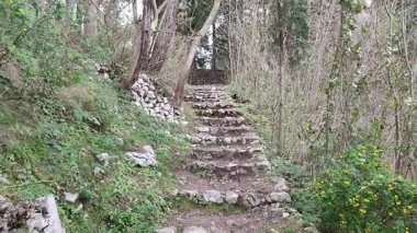 Pontone, Campania, İtalya 17 Mart 2025: Küçük köyün merkezinden Torre dello Ziro 'ya, Scalella Kalesi' nin ortaçağ kalıntılarına ve Monte Aureo 'nun bakış açısına giden yol