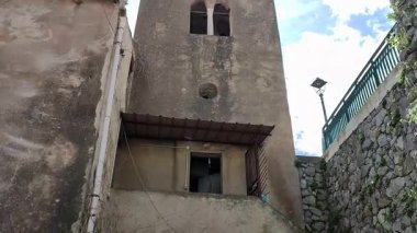 Pontone, Campania, İtalya 17 Mart 2025: Küçük köyün merkezinden Torre dello Ziro 'ya, Scalella Kalesi' nin ortaçağ kalıntılarına ve Monte Aureo 'nun bakış açısına giden yol