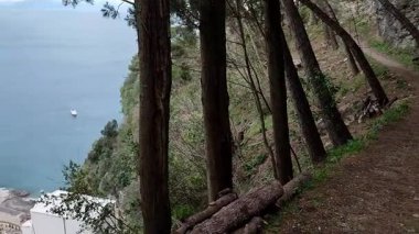 Pontone, Campania, İtalya 17 Mart 2025: Scalella Kalesi ve Ziro Kulesi 'nin orta çağ kalıntılarının bulunduğu Monte Aureo' nun tepesinden panorama