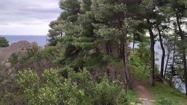 Pontone, Campania, İtalya 17 Mart 2025: Küçük köyün merkezinden Torre dello Ziro 'ya, Scalella Kalesi' nin ortaçağ kalıntılarına ve Monte Aureo 'nun bakış açısına giden yol