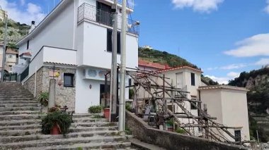 Pontone, Campania, İtalya 17 Mart 2025: Küçük köyün merkezinden Torre dello Ziro 'ya, Scalella Kalesi' nin ortaçağ kalıntılarına ve Monte Aureo 'nun bakış açısına giden yol