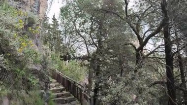 Pontone, Campania, İtalya 17 Mart 2025: Küçük köyün merkezinden Torre dello Ziro 'ya, Scalella Kalesi' nin ortaçağ kalıntılarına ve Monte Aureo 'nun bakış açısına giden yol