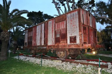 Bacoli, Campania, İtalya 23 Mart 2025: Yahudilerin Vanvitelliano Park 'taki toplama kamplarına sürgün edilmesi için F tipi demiryolu vagonu