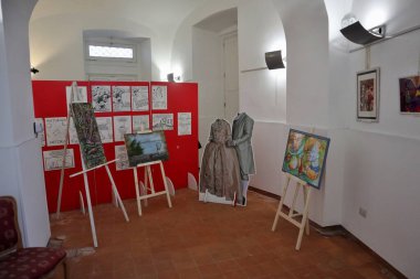 Bacoli, Campania, İtalya 23 Mart 2025: 1782 'de Vanvitelli tarafından Fusaro Gölü adası' nda Bourbon Kralı IV. Ferdinand 'ın emriyle inşa edilen Kraliyet Av Locası.