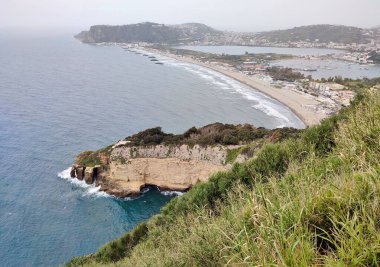 Bacoli, Campania, İtalya 23 Mart 2025: Capo Miseno Deniz Feneri 'nden başlayıp Via Faro' daki tünele oradan da Miseno sahillerine ulaşan Deniz Feneri Yolu veya Kuş Yolu