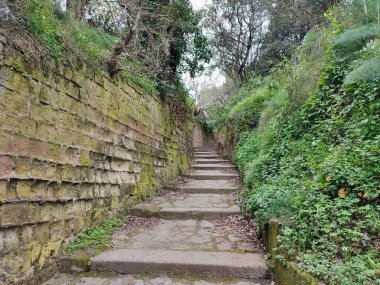 Bacoli, Campania, İtalya 23 Mart 2025: Capo Miseno Deniz Feneri 'nden başlayıp Via Faro' daki tünele oradan da Miseno sahillerine ulaşan Deniz Feneri Yolu veya Kuş Yolu