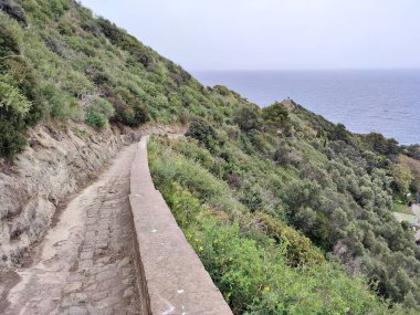 Bacoli, Campania, İtalya 23 Mart 2025: Capo Miseno Deniz Feneri 'nden başlayıp Via Faro' daki tünele oradan da Miseno sahillerine ulaşan Deniz Feneri Yolu veya Kuş Yolu