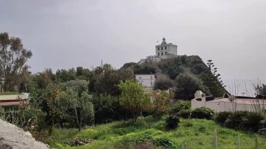 Bacoli, Campania, İtalya 23 Mart 2025: Capo Miseno Deniz Feneri 19. yüzyılın başlarında inşa edildi ve İkinci Dünya Savaşı 'nın bombalanmasından sonra 1948 yılında yeniden inşa edildi.