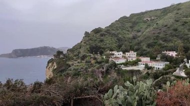 Bacoli, Campania, İtalya 23 Mart 2025: Capo Miseno Deniz Feneri 19. yüzyılın başlarında inşa edildi ve İkinci Dünya Savaşı 'nın bombalanmasından sonra 1948 yılında yeniden inşa edildi.