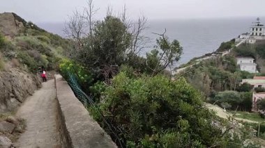 Bacoli, Campania, İtalya 23 Mart 2025: Capo Miseno Deniz Feneri 'nden başlayıp Via Faro' daki tünele oradan da Miseno sahillerine ulaşan Deniz Feneri Yolu veya Kuş Yolu