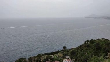 Bacoli, Campania, İtalya 23 Mart 2025: Capo Miseno Deniz Feneri 'nden başlayıp Via Faro' daki tünele oradan da Miseno sahillerine ulaşan Deniz Feneri Yolu veya Kuş Yolu