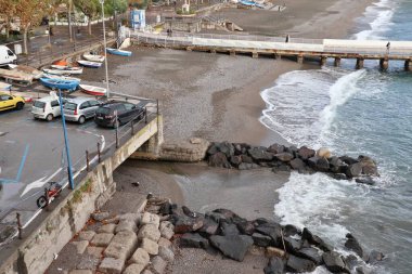 Minori, Campania, İtalya 19 Kasım 2024: Bir zamanlar Roma aristokrasisinin tatil beldesi olan Amalfi Sahili 'ndeki en eski yerleşim merkezi, 1997 yılından bu yana UNESCO' nun Dünya Mirası Bölgesi