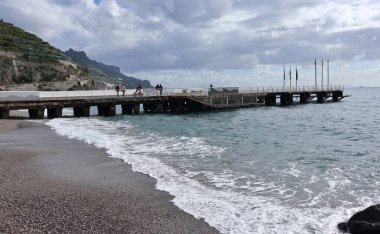 Minori, Campania, İtalya 19 Kasım 2024: Bir zamanlar Roma aristokrasisinin tatil beldesi olan Amalfi Sahili 'ndeki en eski yerleşim merkezi, 1997 yılından bu yana UNESCO' nun Dünya Mirası Bölgesi