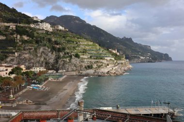 Minori, Campania, İtalya 19 Kasım 2024: Bir zamanlar Roma aristokrasisinin tatil beldesi olan Amalfi Sahili 'ndeki en eski yerleşim merkezi, 1997 yılından bu yana UNESCO' nun Dünya Mirası Bölgesi