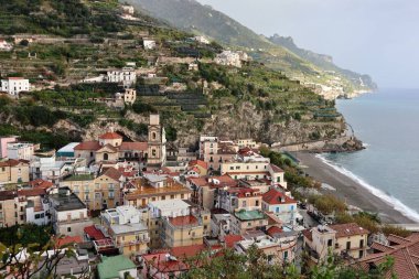 Minori, Campania, İtalya 19 Kasım 2024: Bir zamanlar Roma aristokrasisinin tatil beldesi olan Amalfi Sahili 'ndeki en eski yerleşim merkezi, 1997 yılından bu yana UNESCO' nun Dünya Mirası Bölgesi