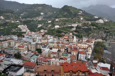 Minori, Campania, İtalya 19 Kasım 2024: Bir zamanlar Roma aristokrasisinin tatil beldesi olan Amalfi Sahili 'ndeki en eski yerleşim merkezi, 1997 yılından bu yana UNESCO' nun Dünya Mirası Bölgesi