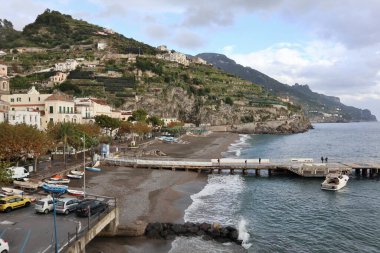 Minori, Campania, İtalya 19 Kasım 2024: Bir zamanlar Roma aristokrasisinin tatil beldesi olan Amalfi Sahili 'ndeki en eski yerleşim merkezi, 1997 yılından bu yana UNESCO' nun Dünya Mirası Bölgesi
